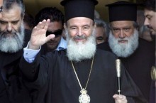 epa01071791 Greece's Christian Orthodox leader Archbishop Christodoulos waves while exiting the hospital in Athens, 42 days after his admission 20 July 2007. The Archbishop will depart for the United States after August 10 to undergo liver transplant operation.  EPA/PANTELIS SAITAS
